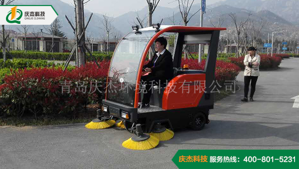 青島慶杰QJ-S2000駕駛式電動掃地車開進花園別墅區(qū)
