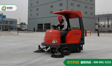 電動(dòng)清掃車的干凈力度大，操作繁難，傾覆較為保險(xiǎn)